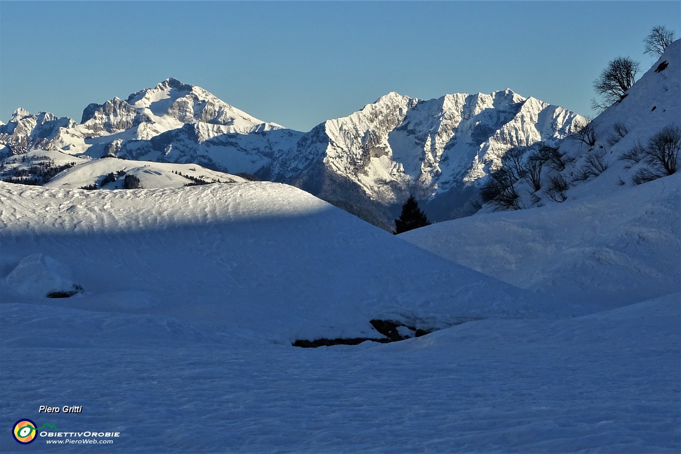 64 Arera e Menna ammantati dalla neve e baciati dal sole.JPG